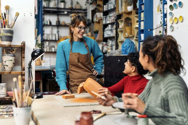 Idée métiers manuels pour femmes : 10 carrières épanouissantes